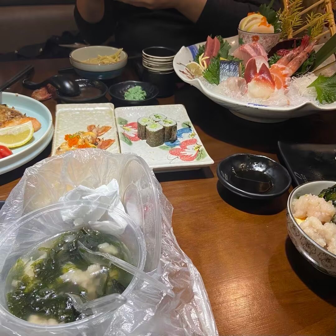 晚上好啊，怎么会有我这种入把夜市的福鼎肉片打包在日料店吃。。 