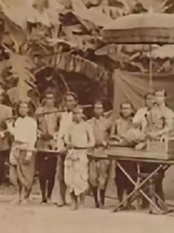 1900年，一个中国通缉犯找白人国王租了块地，租期999年，带1118个乡亲去南