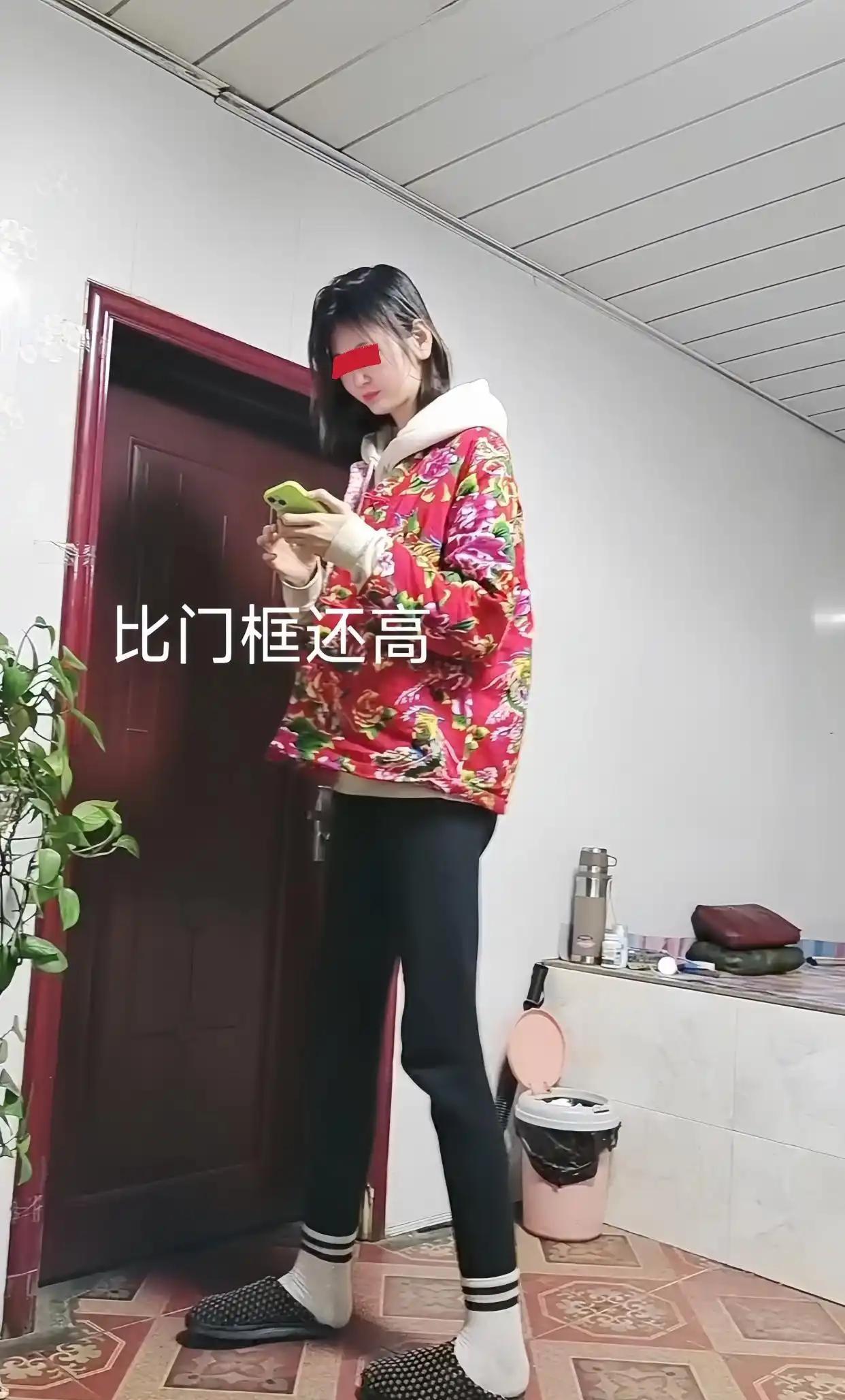 女孩身高两米一，往屋里一站，身形直接高出门框一截，站在普通人身边，差距一眼就能看