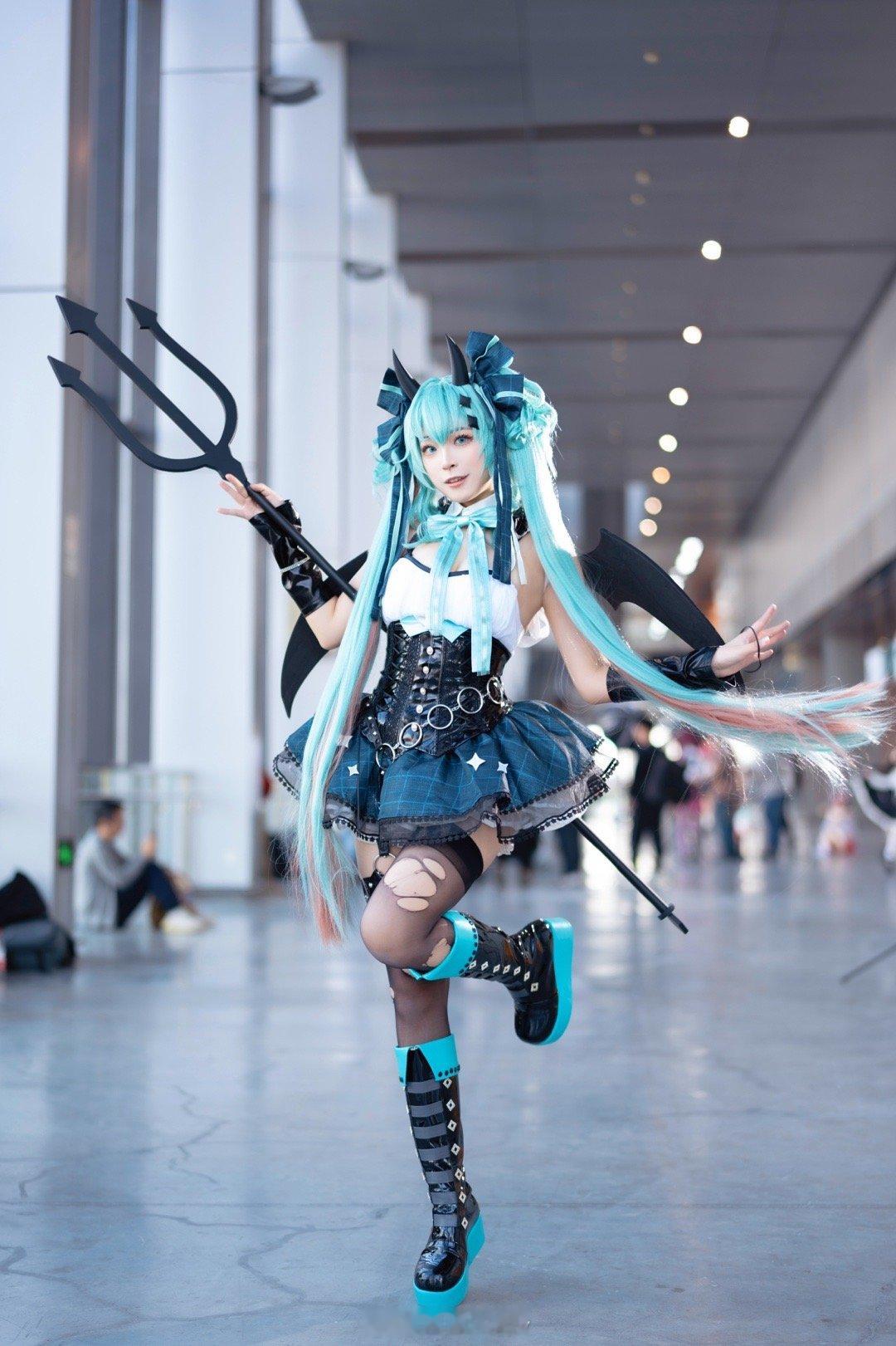 #cosplay[超话]# 💚小浣熊miku[汪洋海蓝比心]📷 ​​​