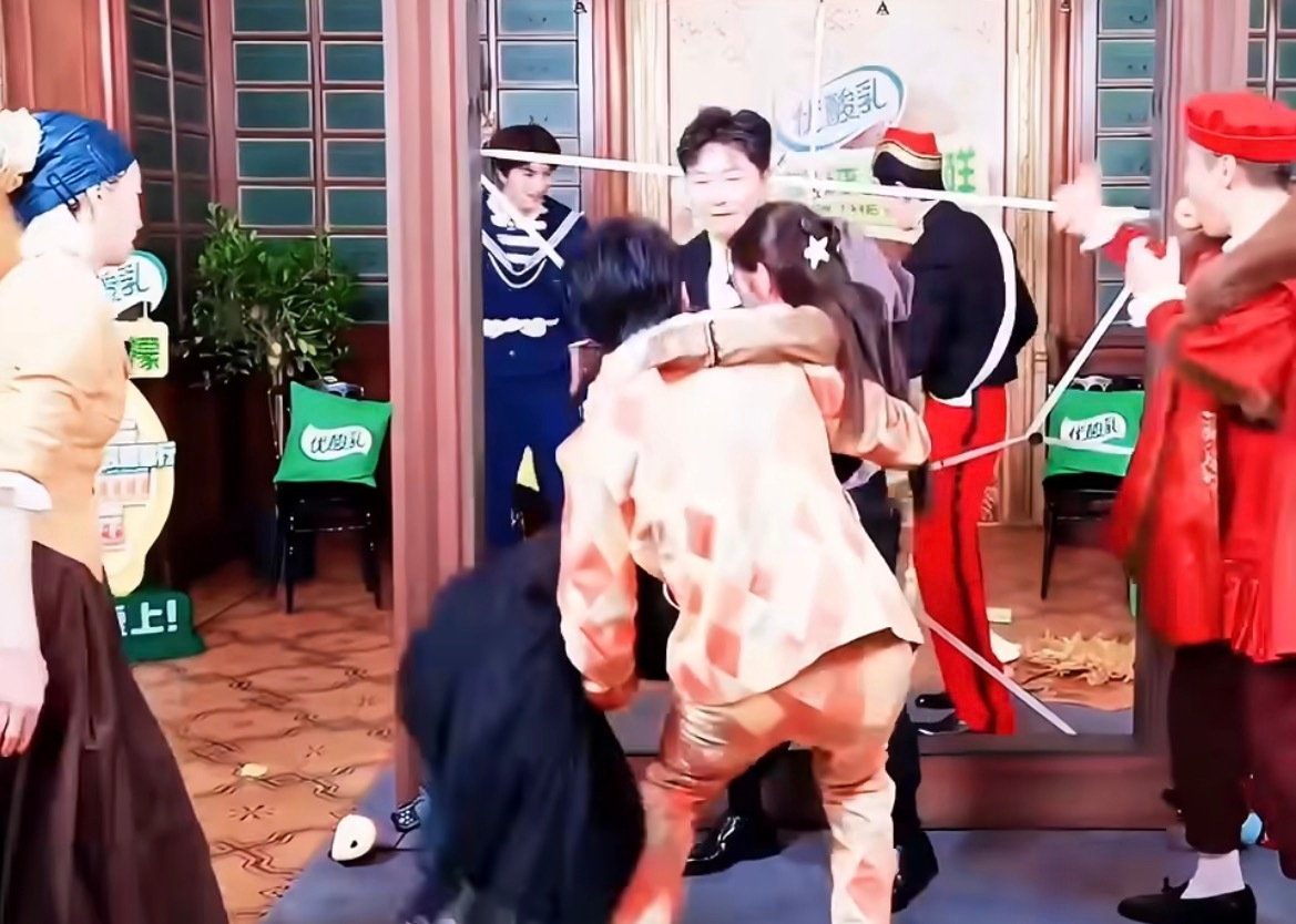 刘宇宁抱王玉雯林一的区别抱王玉雯 ：得小心点不能把妹妹给摔了          