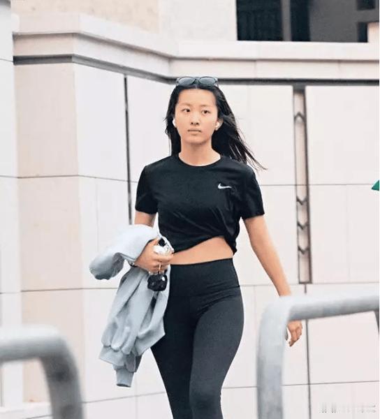 香港著名歌手陈奕迅的女儿陈康堤将出道当歌手，已经签约华纳音乐公司，目前她是公司重
