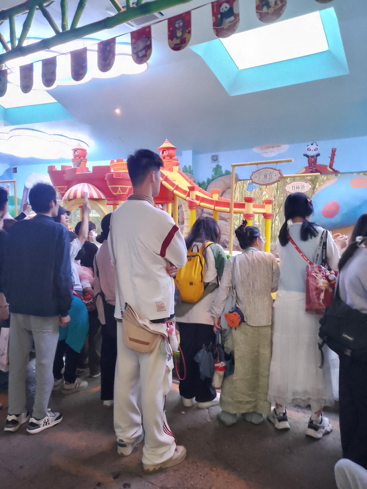 有些人总拿广东，广西人的身高说是非，我在广州长隆拍的照片，最高的男孩是哪里人我不