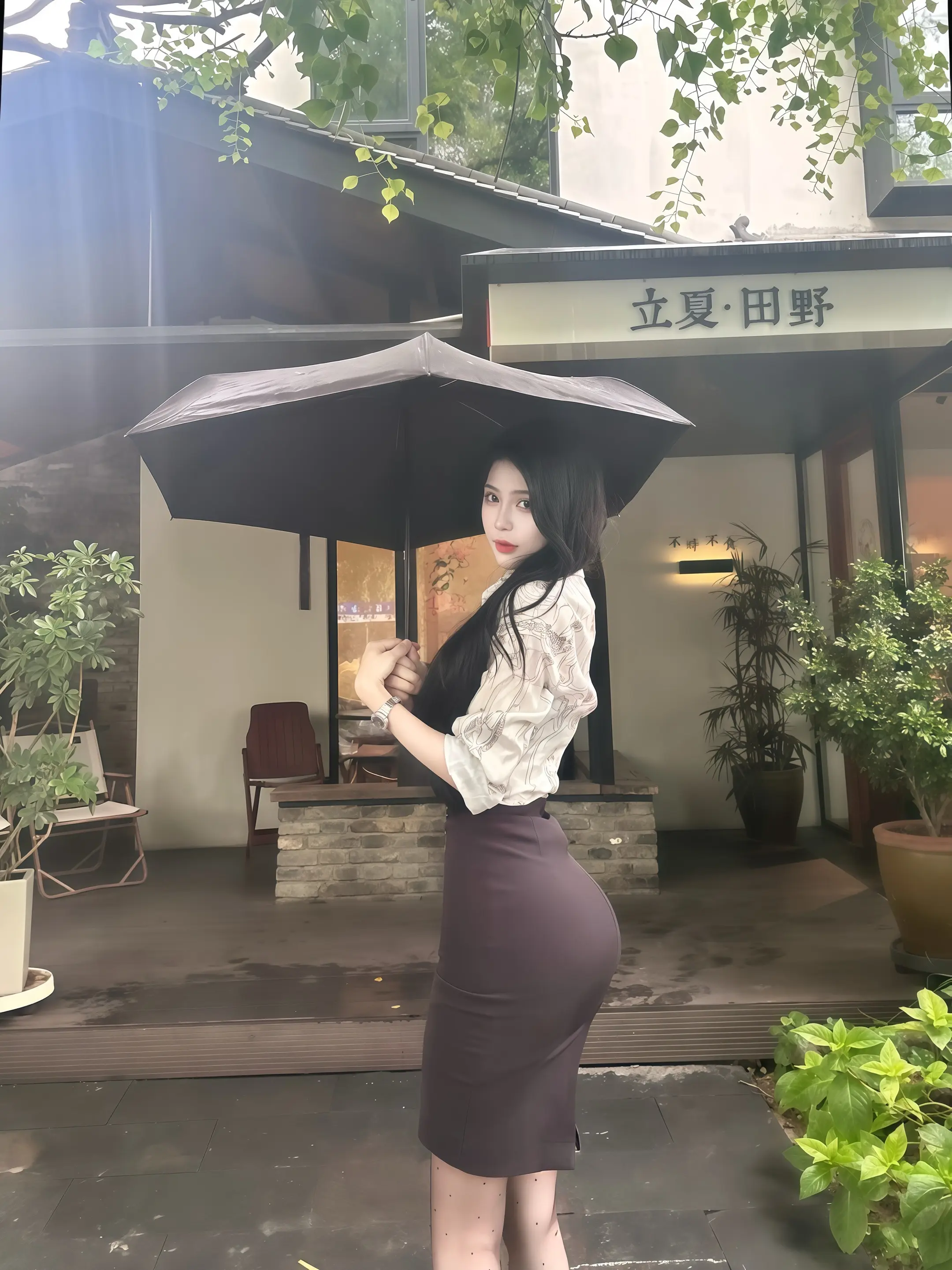 外面下着雨