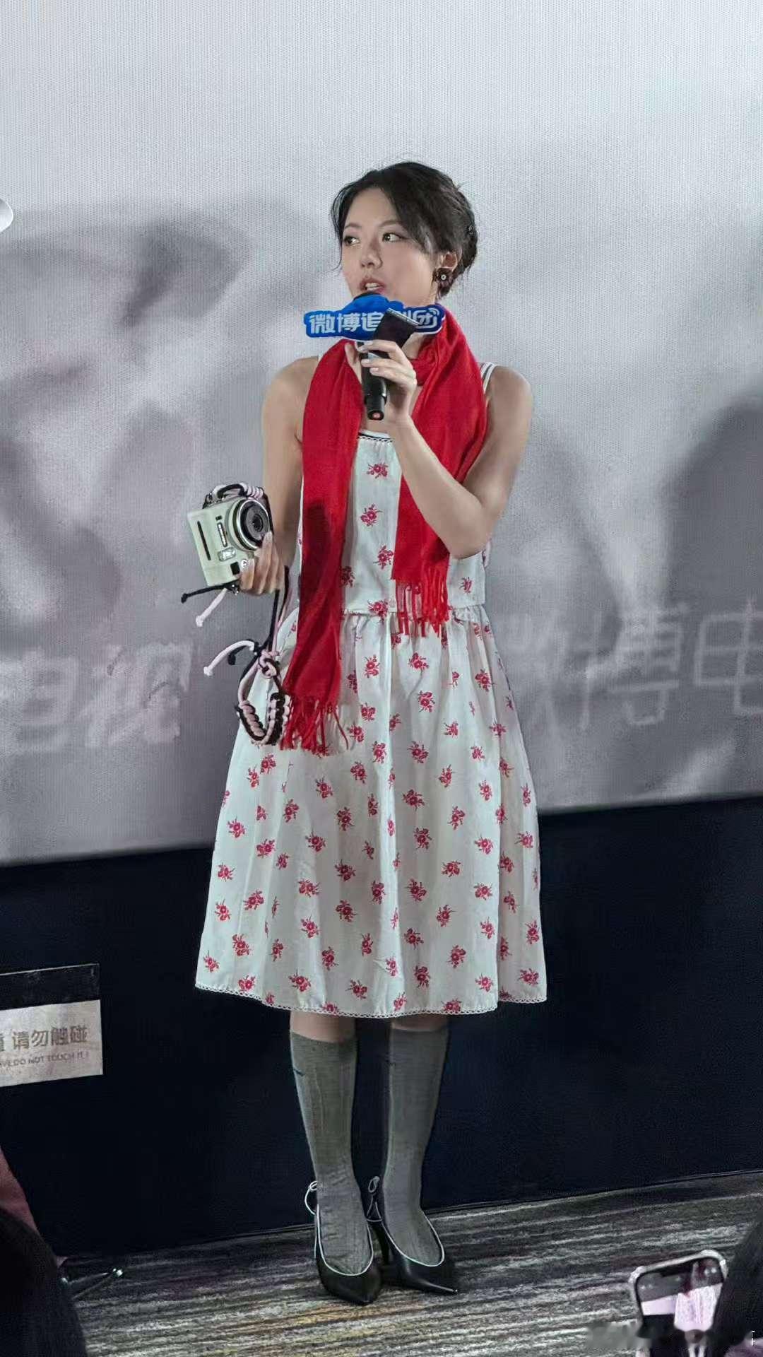 赵今麦被工作室做局了 麦麦的颜值再能打也架不住这么造啊！露腰小背心显得局促，灰长