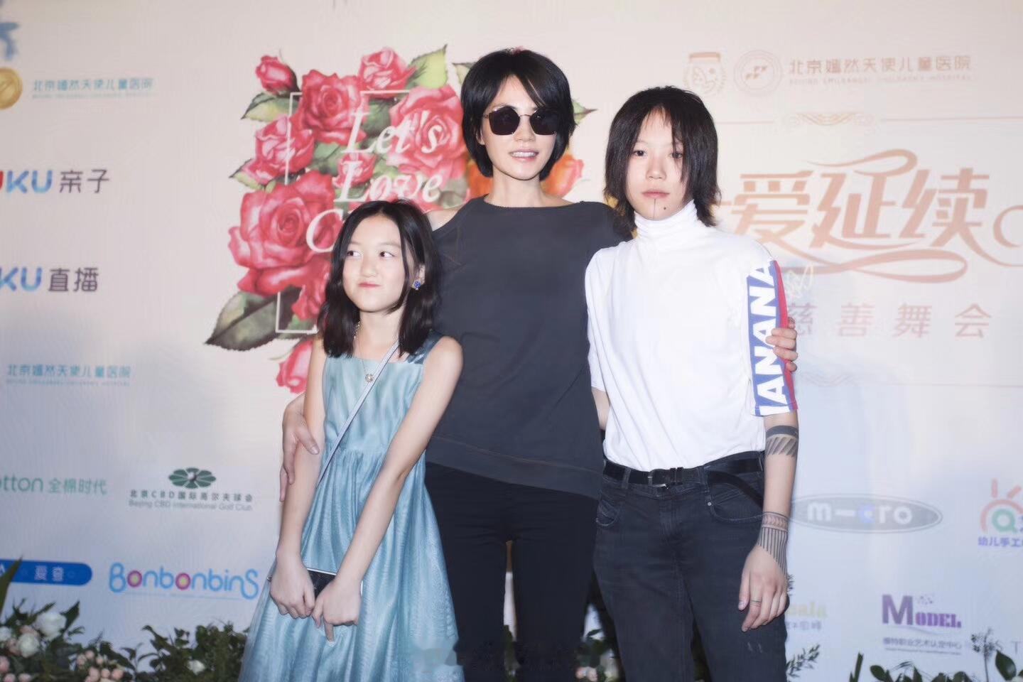 嫣然晚宴旧照王菲李亚鹏窦靖童李嫣同框旧照 网友分享嫣然晚宴旧照，王菲李亚鹏窦靖童