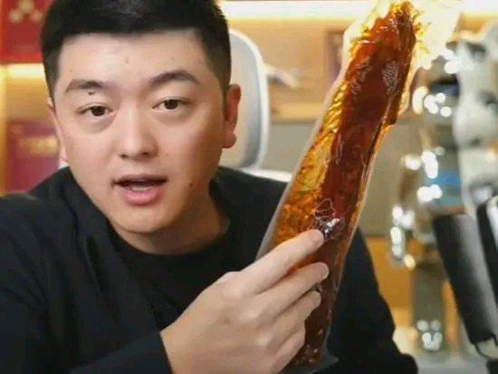 靠揭穿餐饮快招骗局出圈的勇哥，最近自己开的成都自选食堂反倒翻了车。
他家明标2.