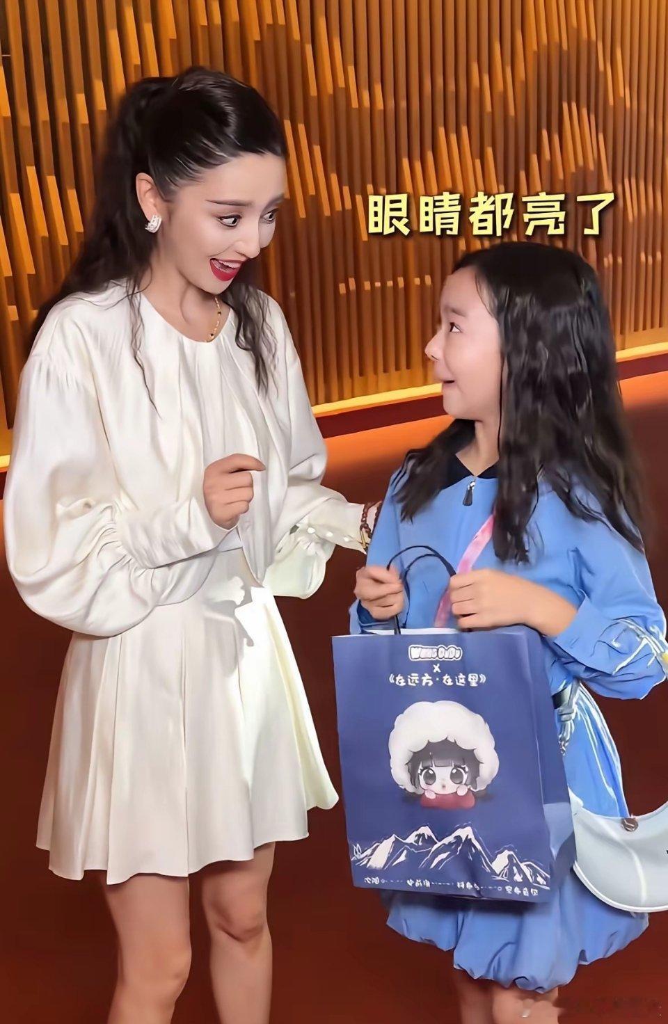 佟丽娅给小酒窝发片酬💰了！她装在了一个蓝色提兜里，在小酒窝要走的时候给了她，看
