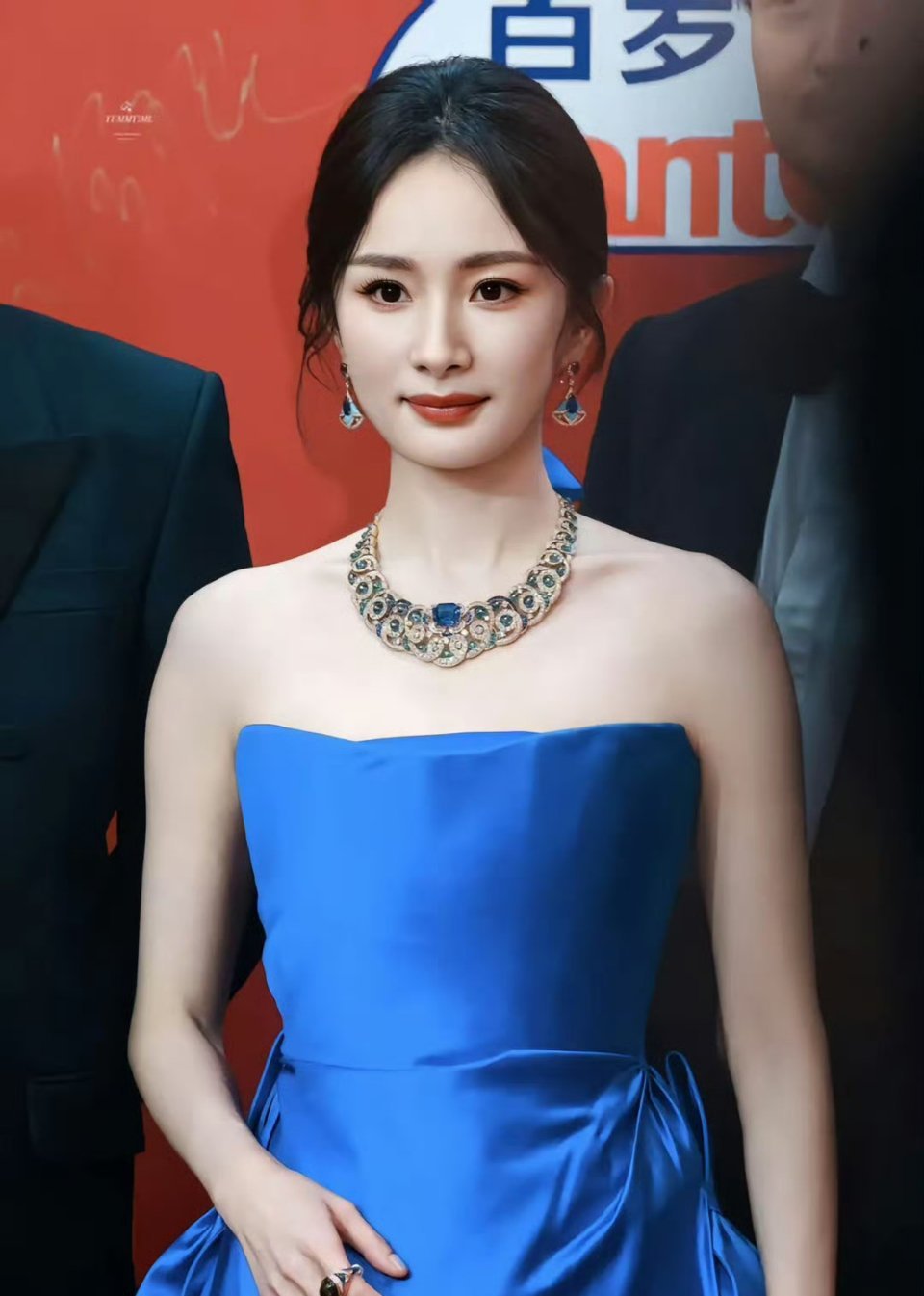 赵丽颖这下要哭了​不是因为输给了杨幂​赵丽颖曾创下11个卫视年度收视冠军，一路披