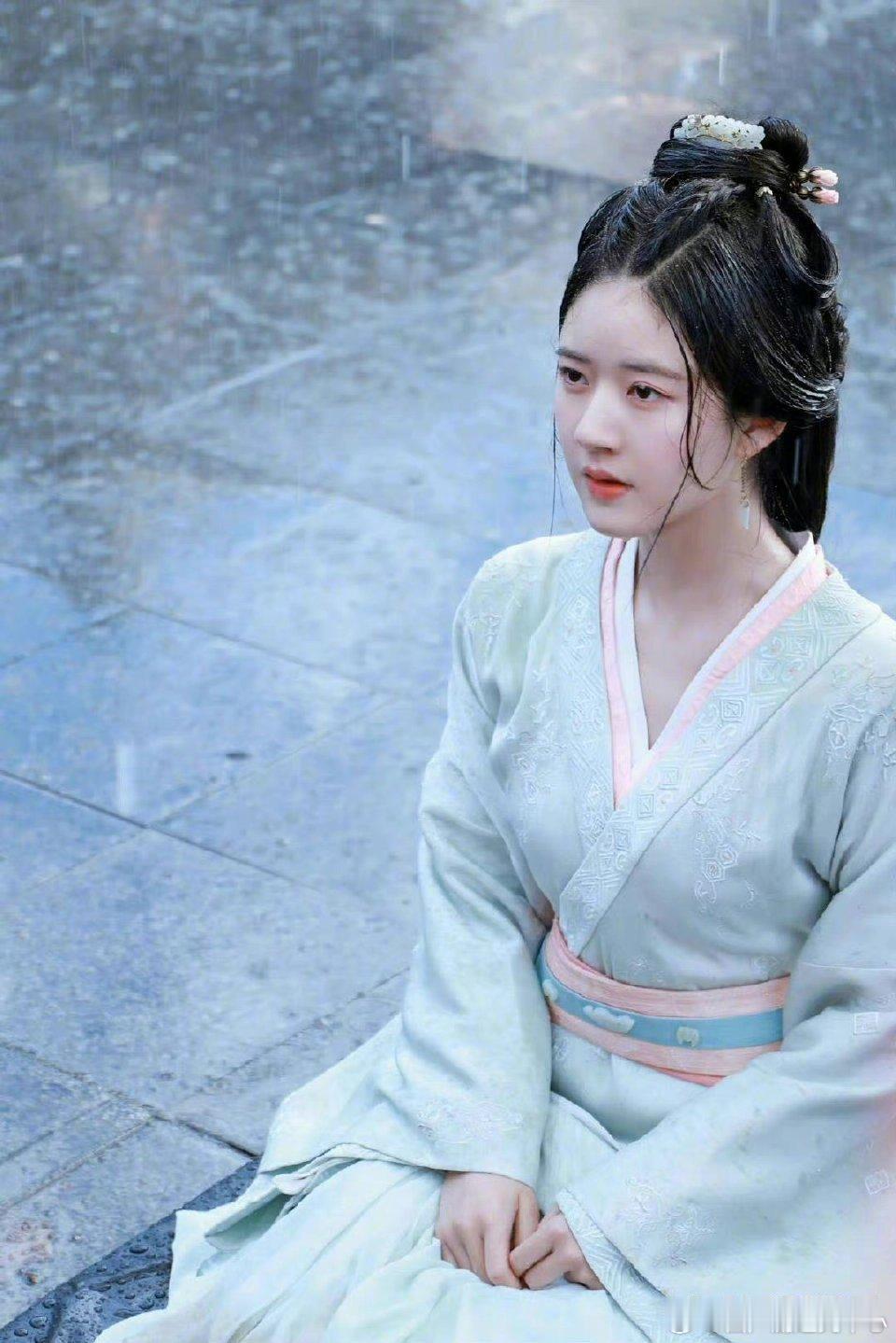 1、鞠婧祎下部接触的剧《七星彩》，男主找的是常华森，这个项目A级。2、倪妮的《夜