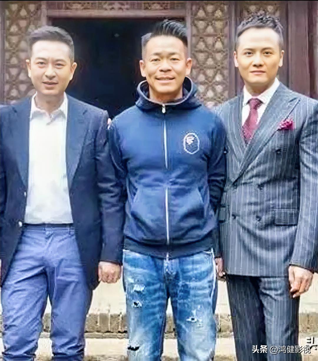 仔细一看，歌手孙浩这下子可红了，身穿深蓝色卫衣配牛仔裤，双手背后，妥妥的c位，简