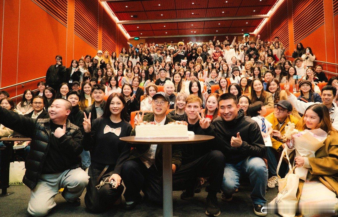 杜海涛过生日给自己过害羞了海涛说本来想从容一点，结果全场一合唱，他脸都红了，还小