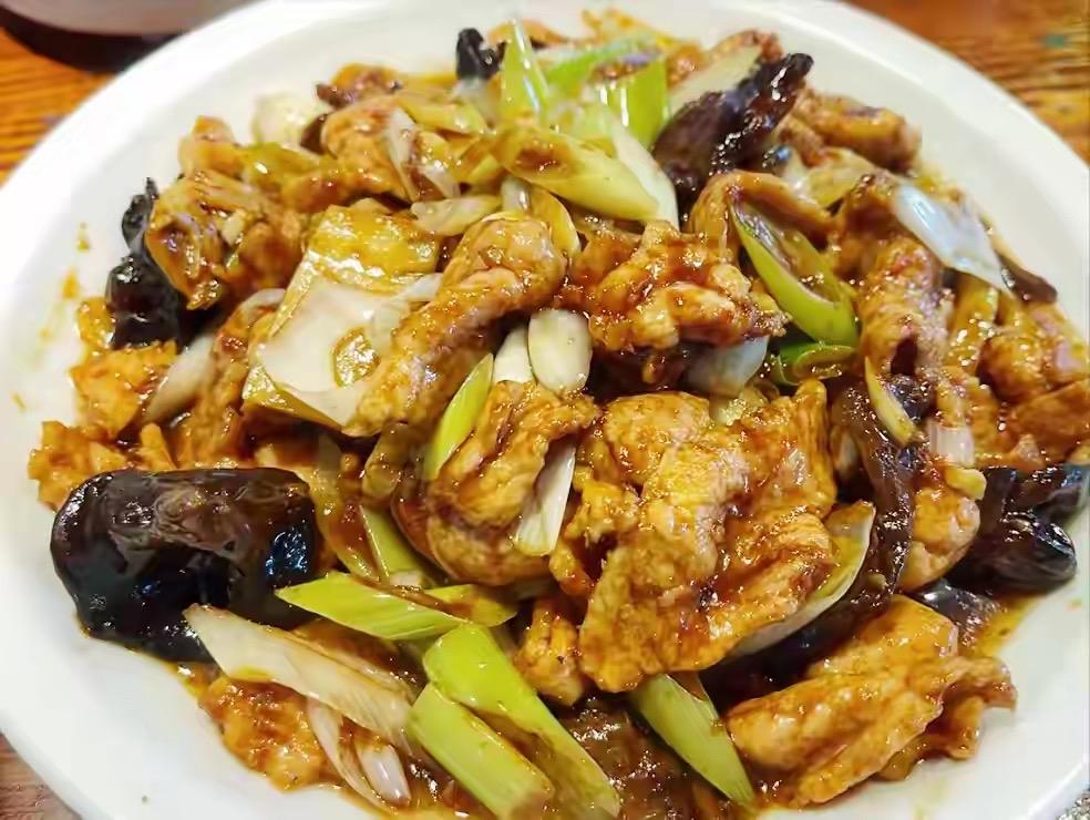 来山西一定要吃的10种美食！

1、刀削面
2、过油肉
3、平遥牛肉
4、太原头
