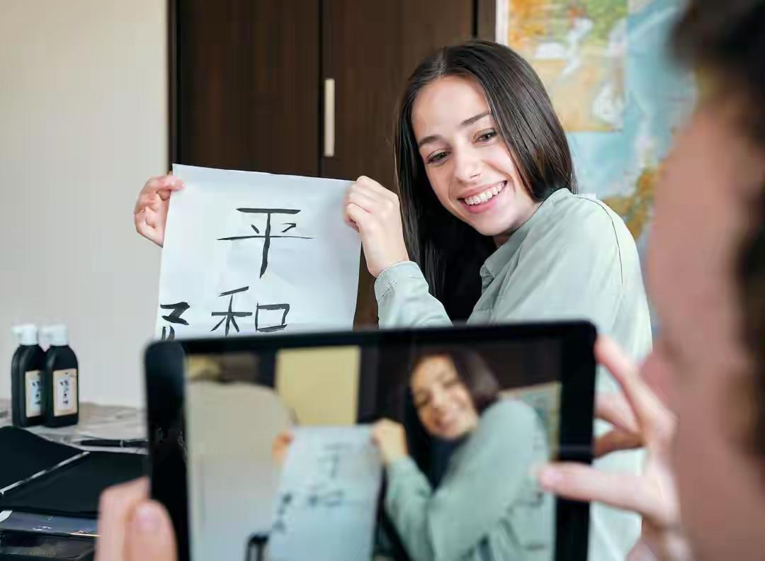 以色列中文培训班名额72小时内全部抢光，有人加价找私教还是约不到，排队名单上一千