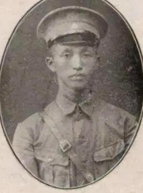 1929年，一声枪响划破寂静，一名男子倒在血泊之中。这桩悬案尘封两载终见天日——