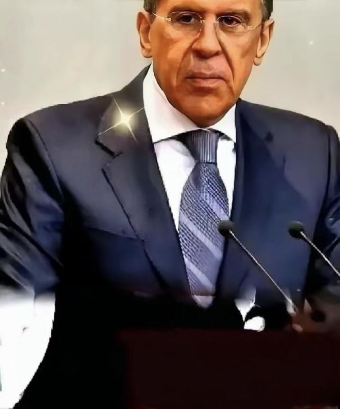 一张嘴坑惨王牌间谍
 
你敢信？中情局埋在克里姆林宫的王牌特工斯莫连科夫，潜伏几