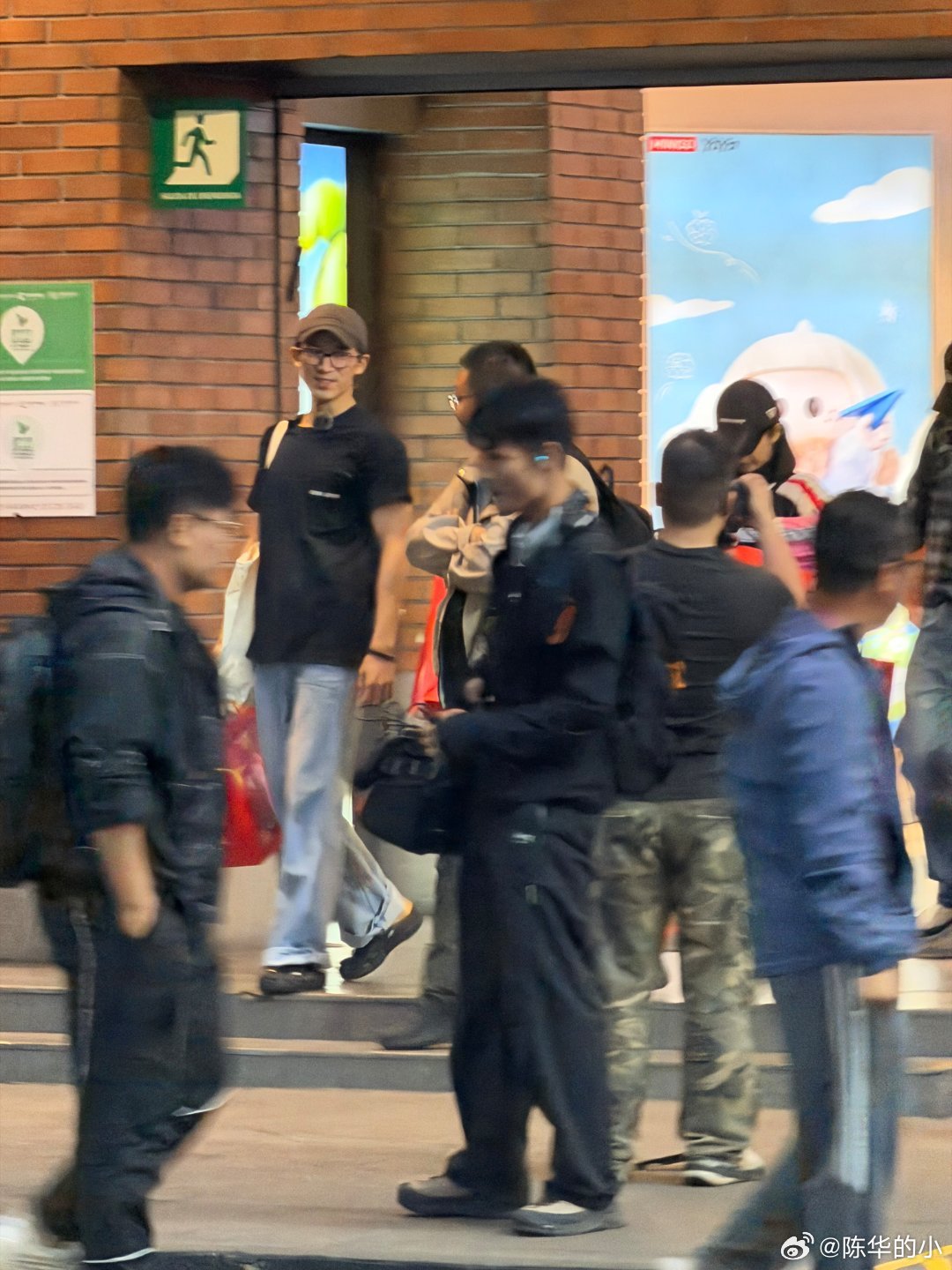 邓为墨西哥逛街背雷霆大包看完花少路透狠狠心动，邓为王星越逛名创优品疯狂囤货，已经