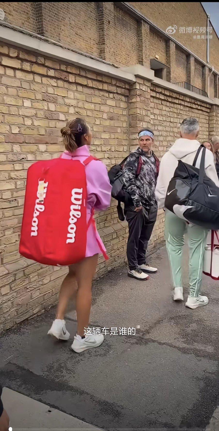 郑钦文怎么了6月9日郑钦文止步女王杯首轮，比赛结束出门坐车路上粉丝给她加油，他也