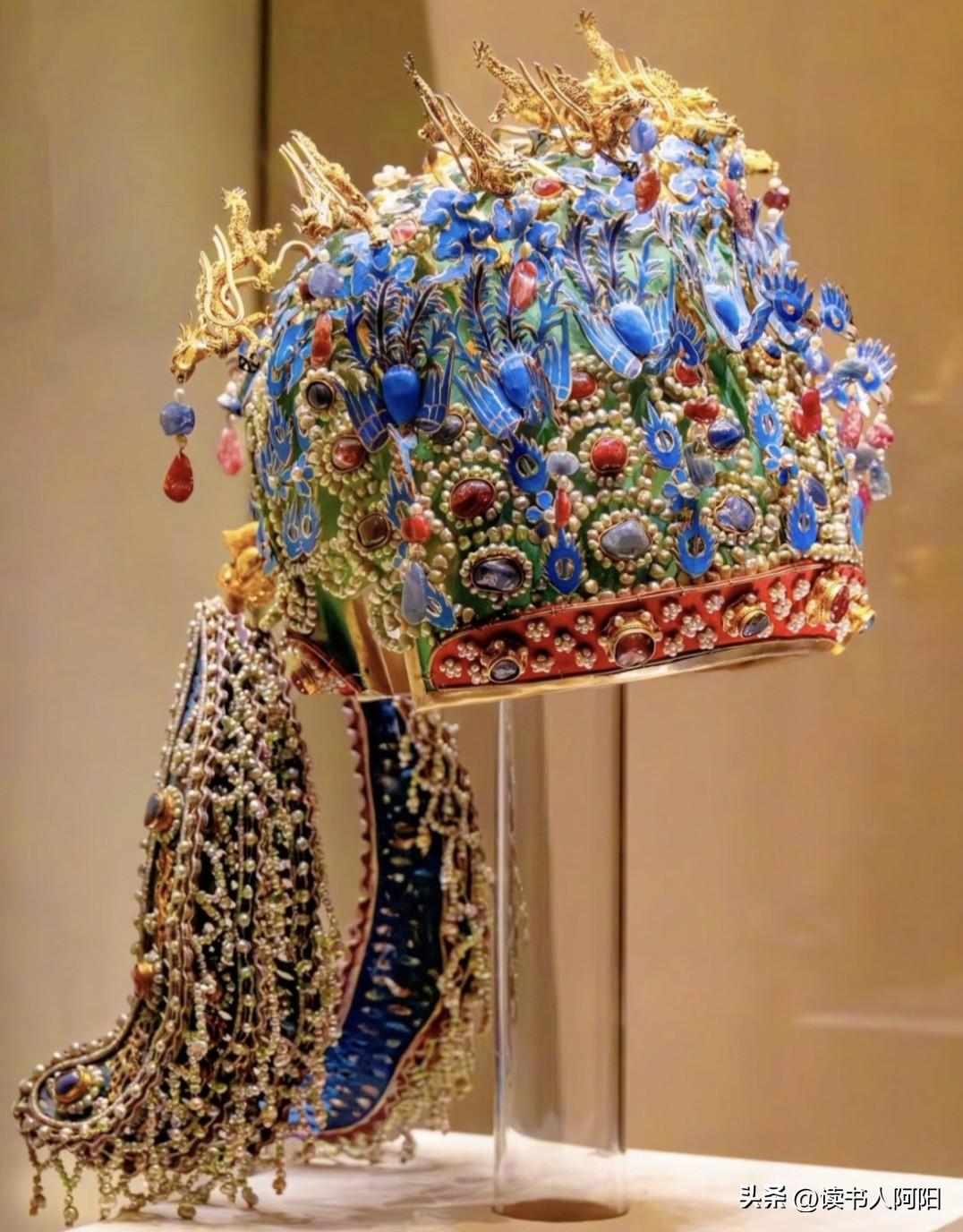 从明代皇后的陵墓中出土的皇冠。
把外国人看呆了！(见下图)
会不会又成为LV，爱
