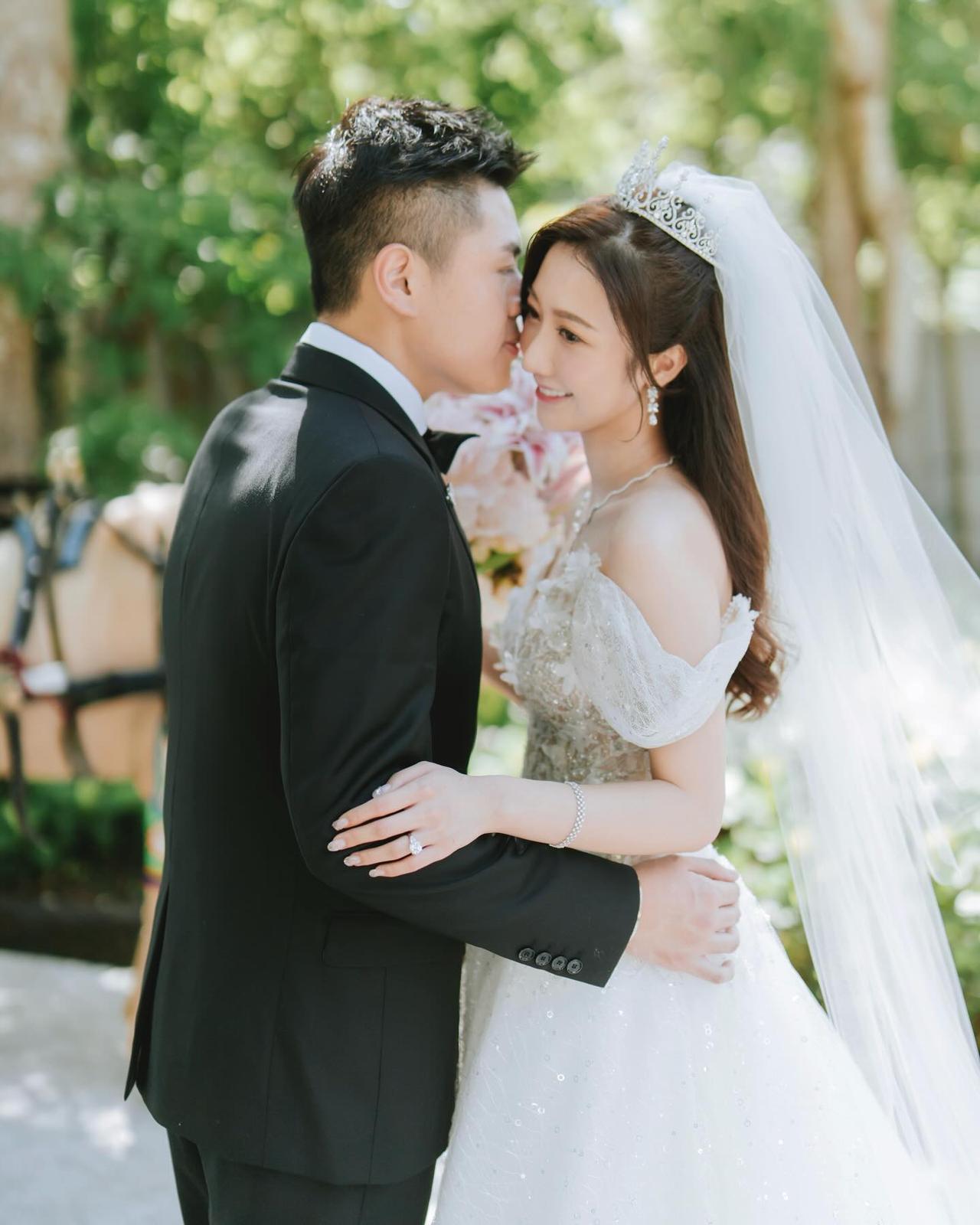 香港TVB著名女星何依婷和老公结婚照，这对新人颜值都很高，看起来真的幸福