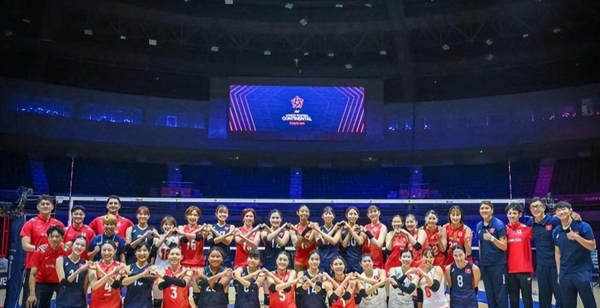 中国香港女排姑娘们赛前闭口不唱国歌，赛后却主动拉着日本队亲密比心合影，天津亚锦赛