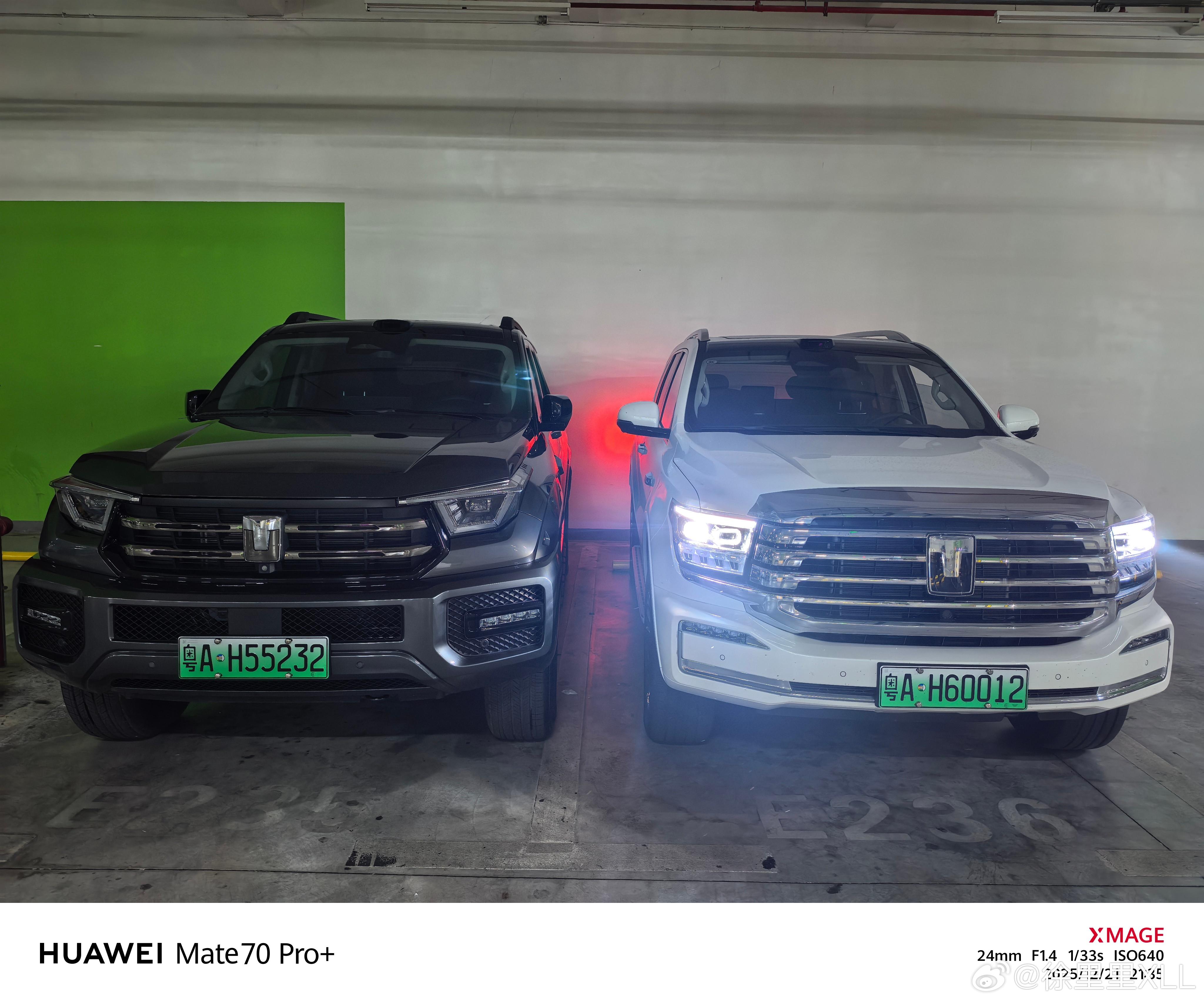 遇到一台全新坦克400。很多人可能觉得500比400大。其实两台车放在一起，几乎