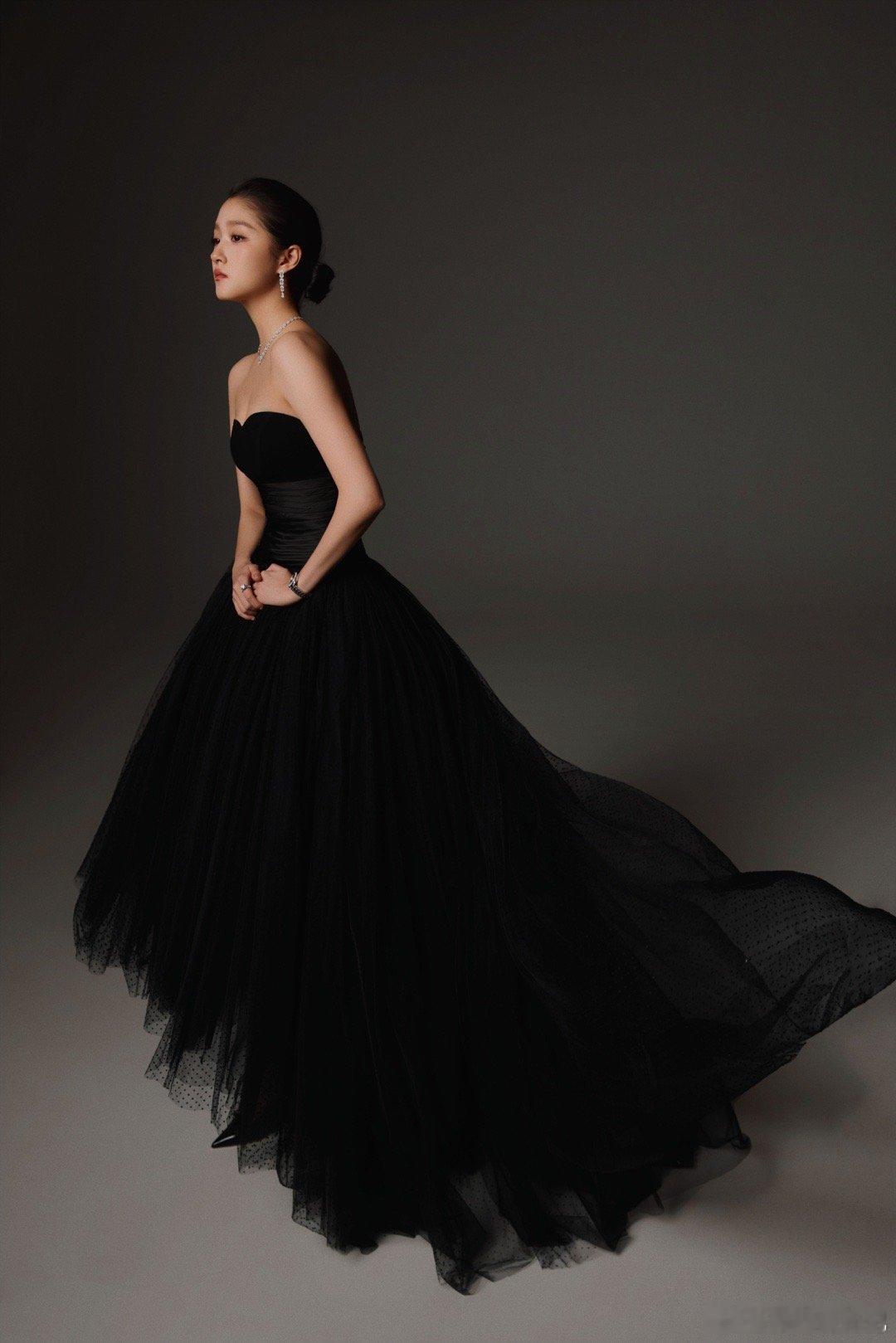 关晓彤今日身份牌·暗夜女爵春楠老师开年也是又给上大分了！这all black拽成