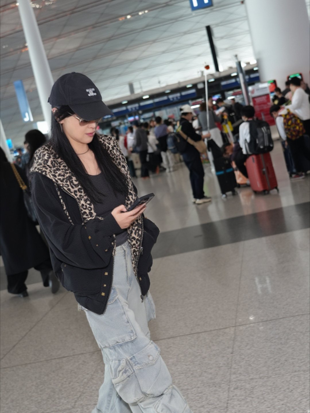 赵子琪以为机场粉丝是经纪人雇的赵子琪刚知道什么叫饭撒赵子琪也太真实了！机场粉丝接
