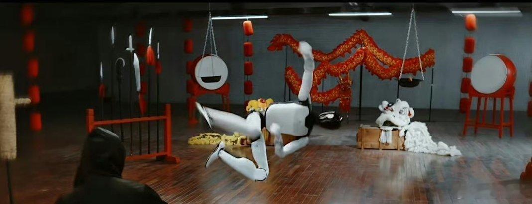 智元发布新一代全尺寸人形机器人 智元远征A3亮相即惊艳，极限动作与精细操作兼备，