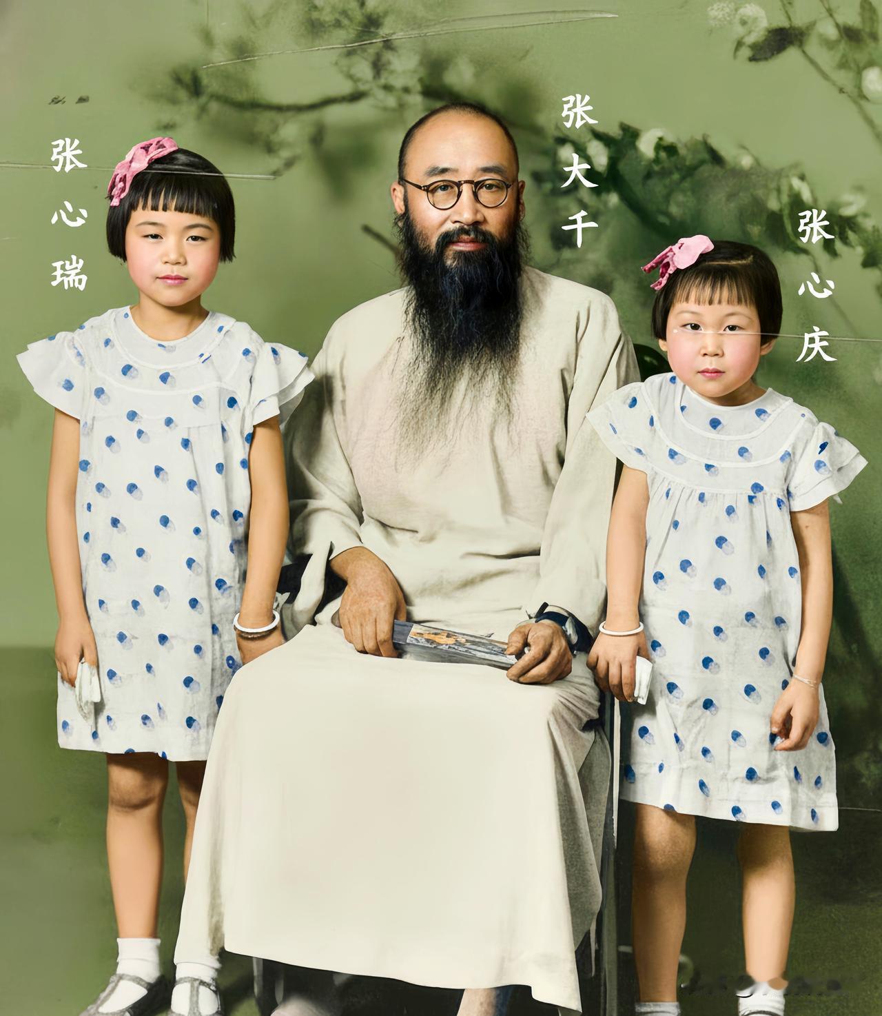 一九三五年，上海，画家张大千与长女张心瑞、次女张心庆的合影。这可不是演戏，也不是