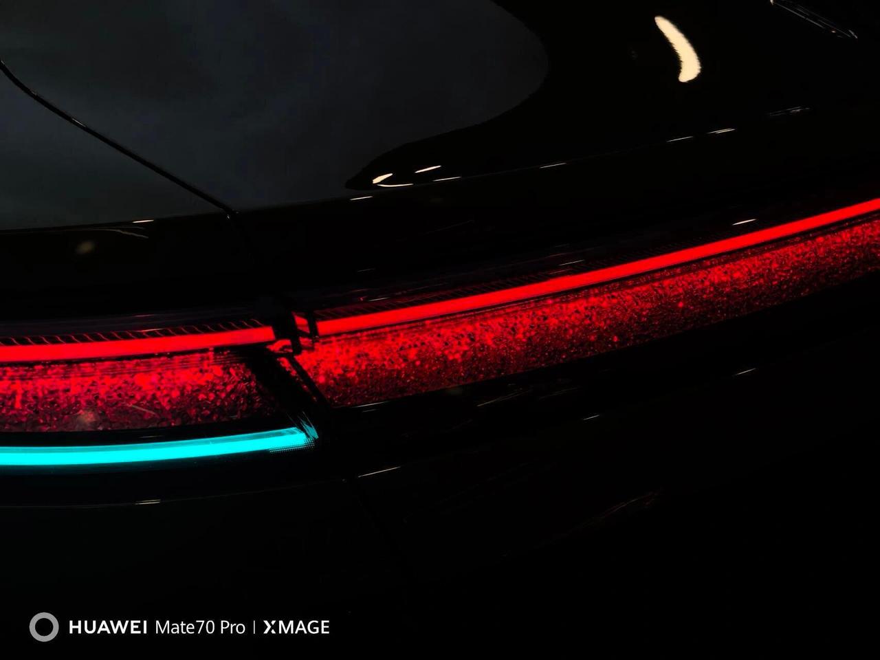 尚界Z7车尾灯一亮，好漂亮，有微缩红海既视感诶！ ​​​