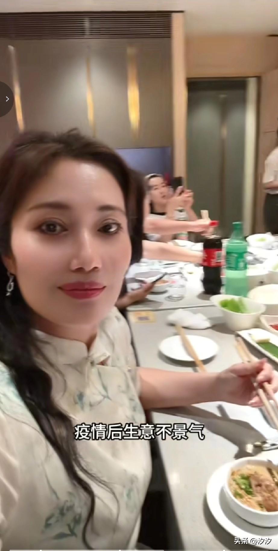 远嫁的女儿幸福吗？
这名女子讲述了自己远嫁英国的经历，
她在英国，公公婆婆对她很