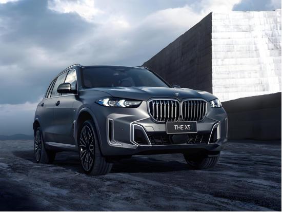 2023款xDrive 30Li尊享型M运动曜夜套装，车辆10月份前挡风玻璃出现
