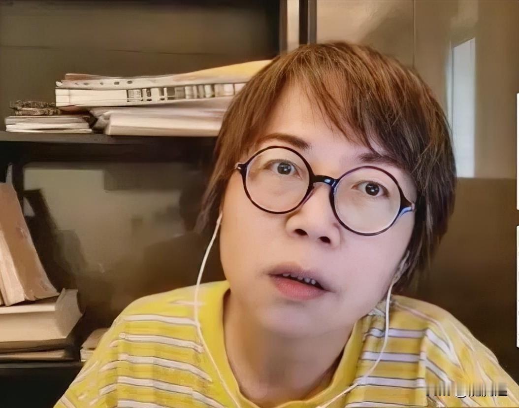 沈伯洋十多年前发文“支持毒品”，黄智贤6日竟然为其辩护：“他那时还是个学生，不是