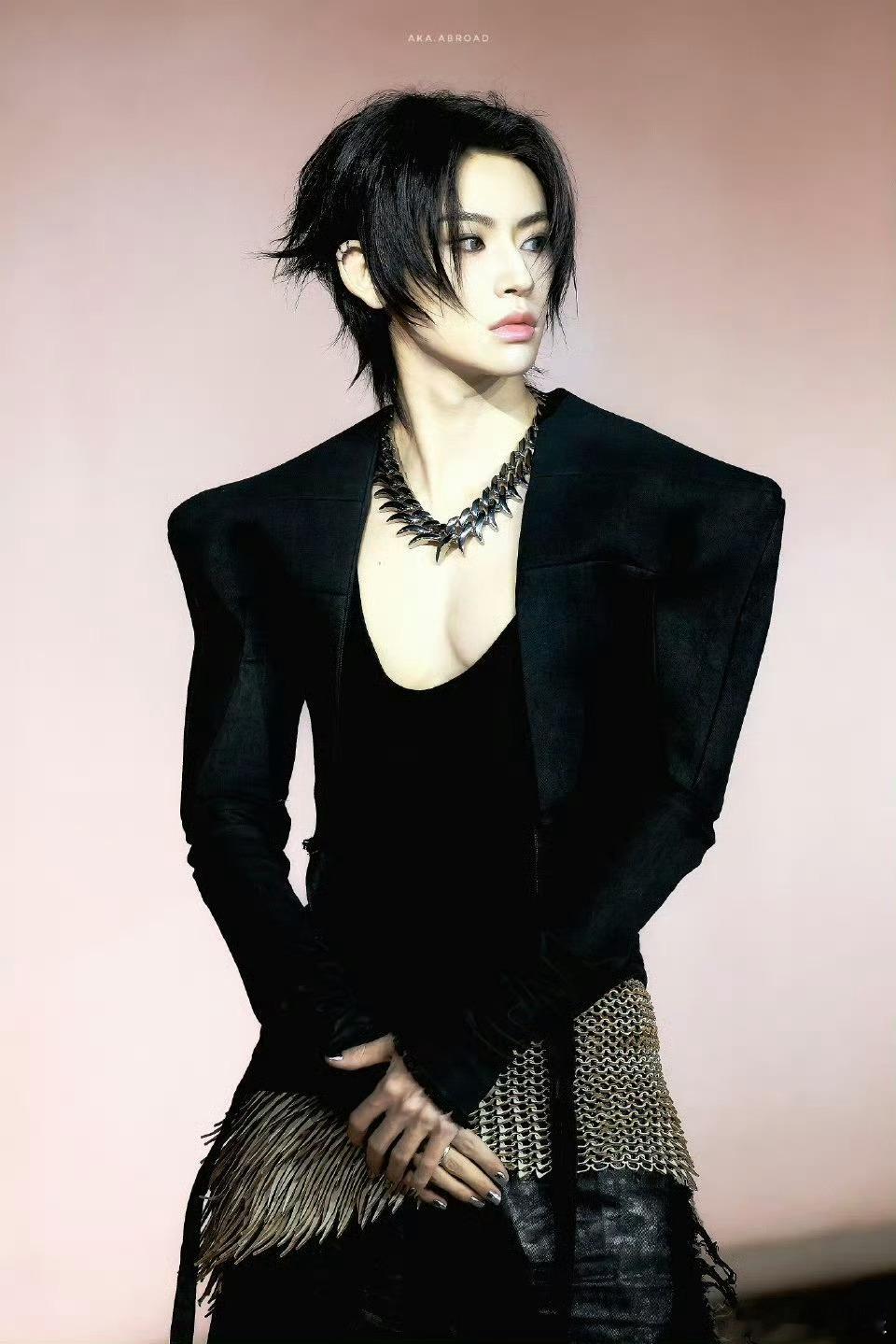 王琳凯胸肌妈呀，小鬼这个胸肌我一头埋进去贴贴[舔屏]低胸装太超过了[淡淡的] ​