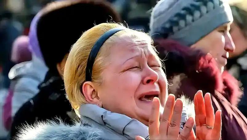 一群乌克兰的顶尖专家，在中国采访镜头前，突然就集体崩溃，哭得像个孩子。你以为是受