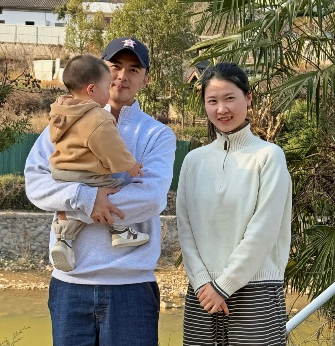 叶祖新合照 想过了官宣没想到是亲戚 发现很多演员艺人往那一站，脑袋脸就比普通人小