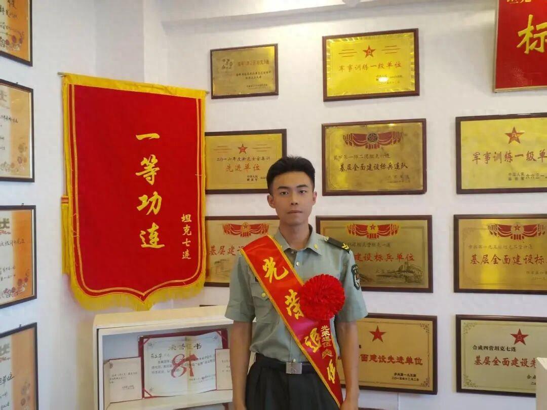 2025年，“00后”小伙王謇睿刚刚结束2年部队生活，风尘仆仆抵达深圳的家，没想