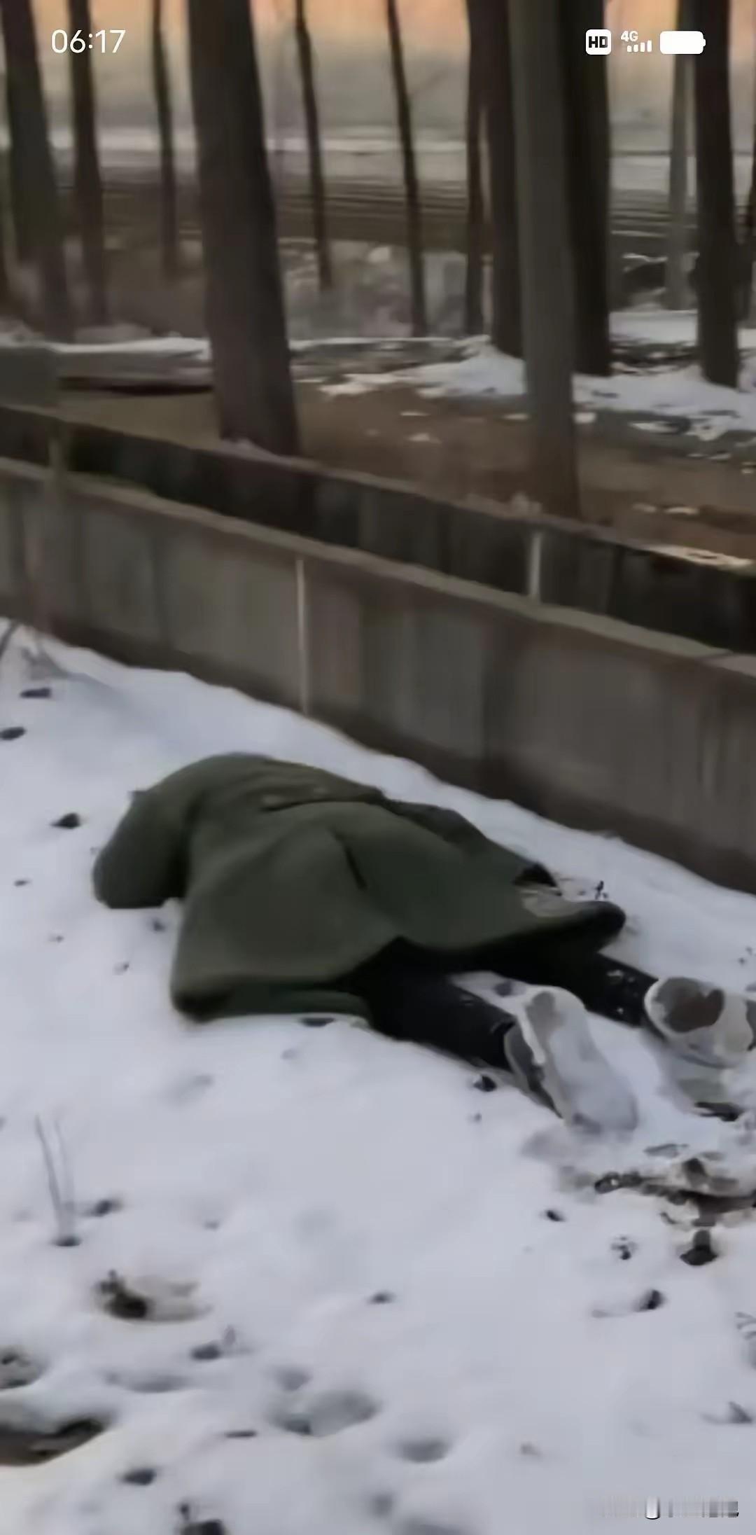 痛心，后悔终生，妻子和丈夫吵完架后，独自一人雪天出去喝酒，妻子因生气也没管他，从