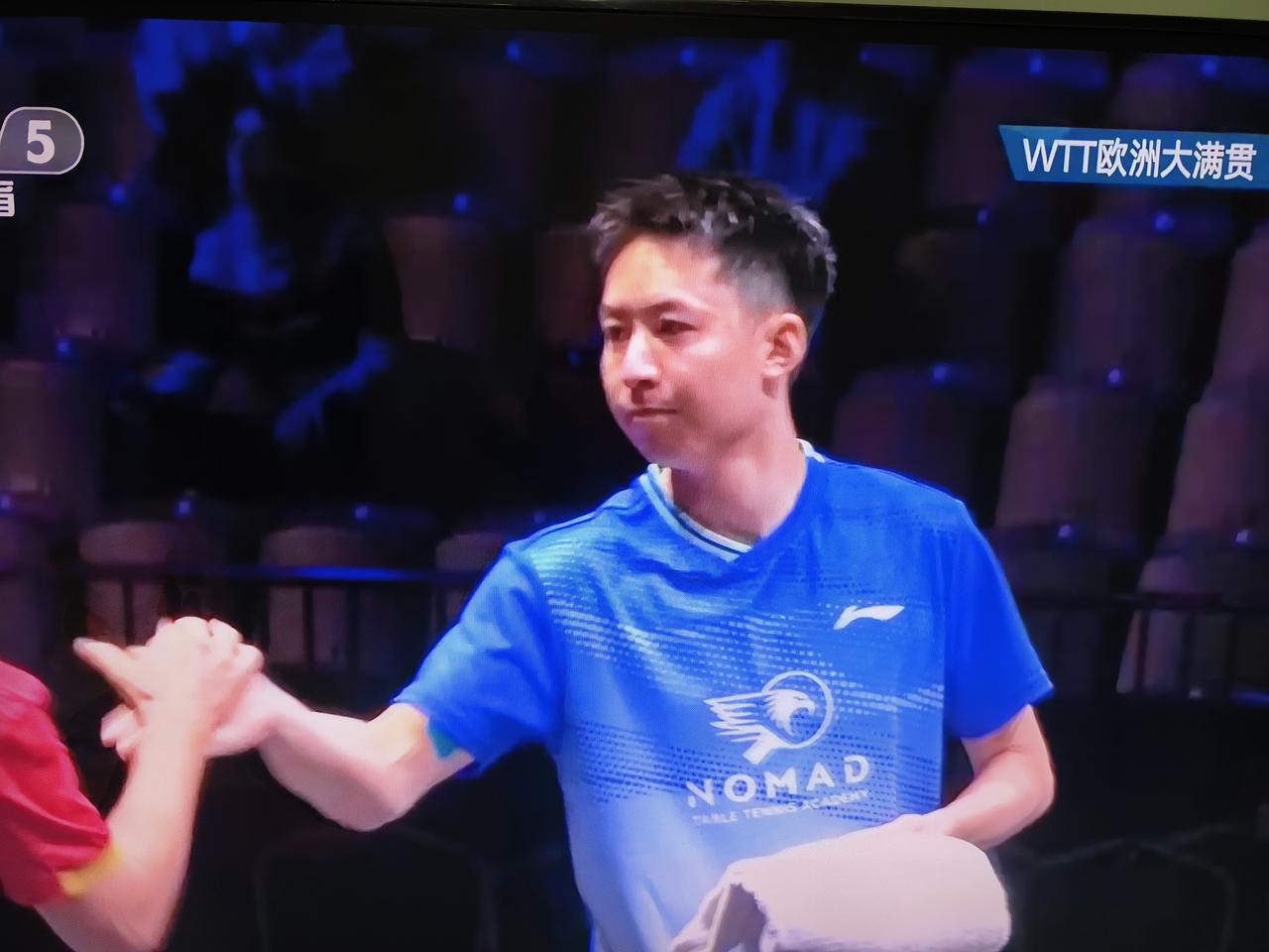 方博🇰🇿的比赛竟然被安排到了一号台，
第一局方博🇰🇿8-11输了贾哈🇺