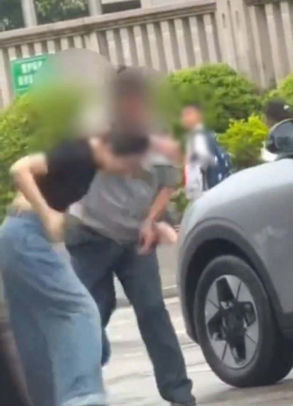 这个反击要看后果是否构成二级，如果是那就涉嫌刑事责任了，女方有过错，减轻责任，而