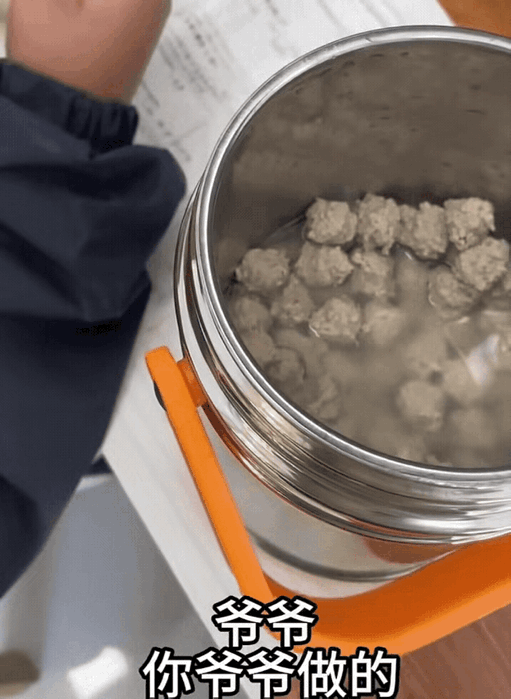 笑不活了！学生脚受伤，爷爷暖心送牛肉丸子到教室，老师上前关心，结果一闻香味直接被