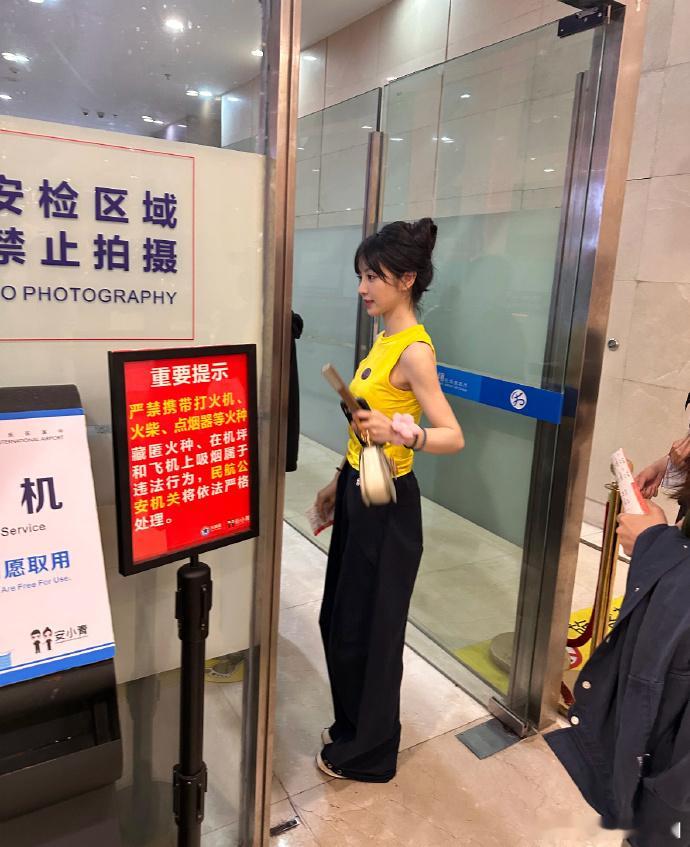 田曦薇现实颜值暴击  原相机直出，白瘦美无需修饰！以为屏幕已够甜，真人更是美到失