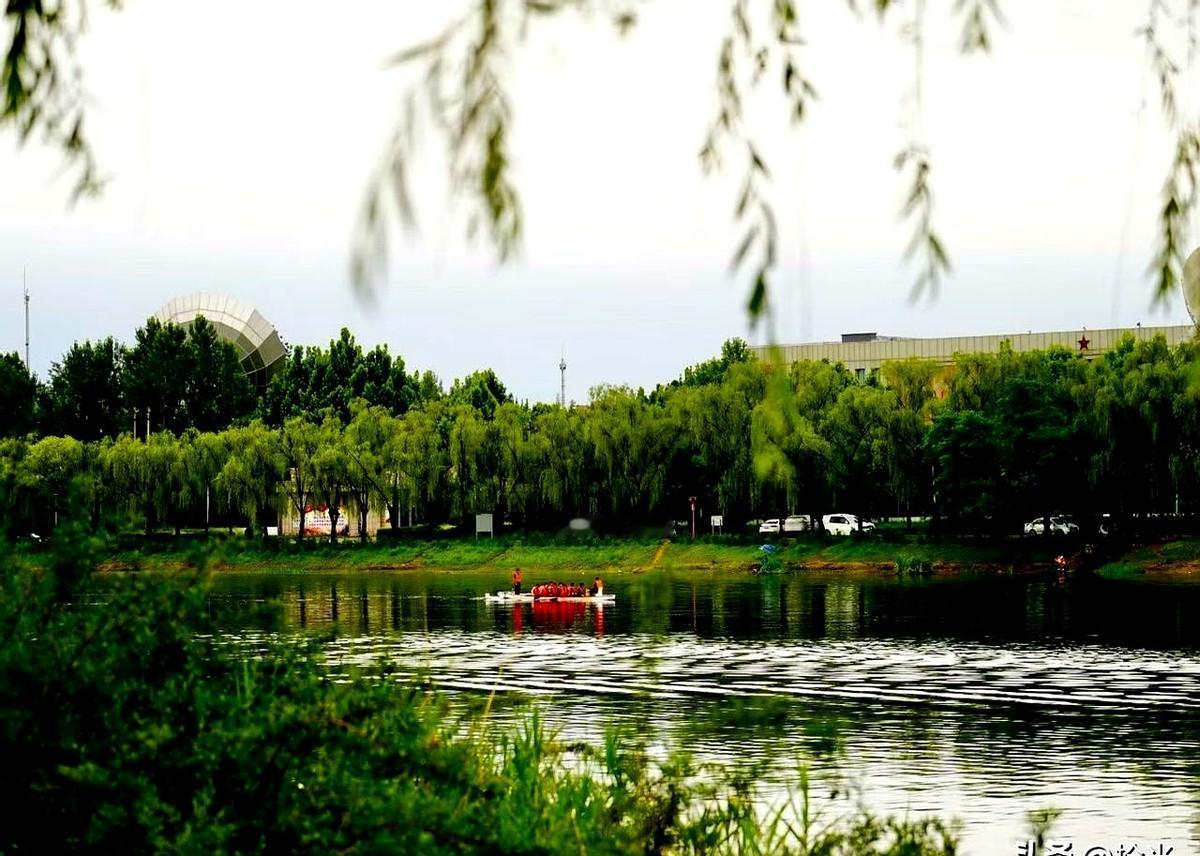 北京中考，7月9号出分，老师在群里通知，明天下午1：30到校。
儿子刚估完分就认