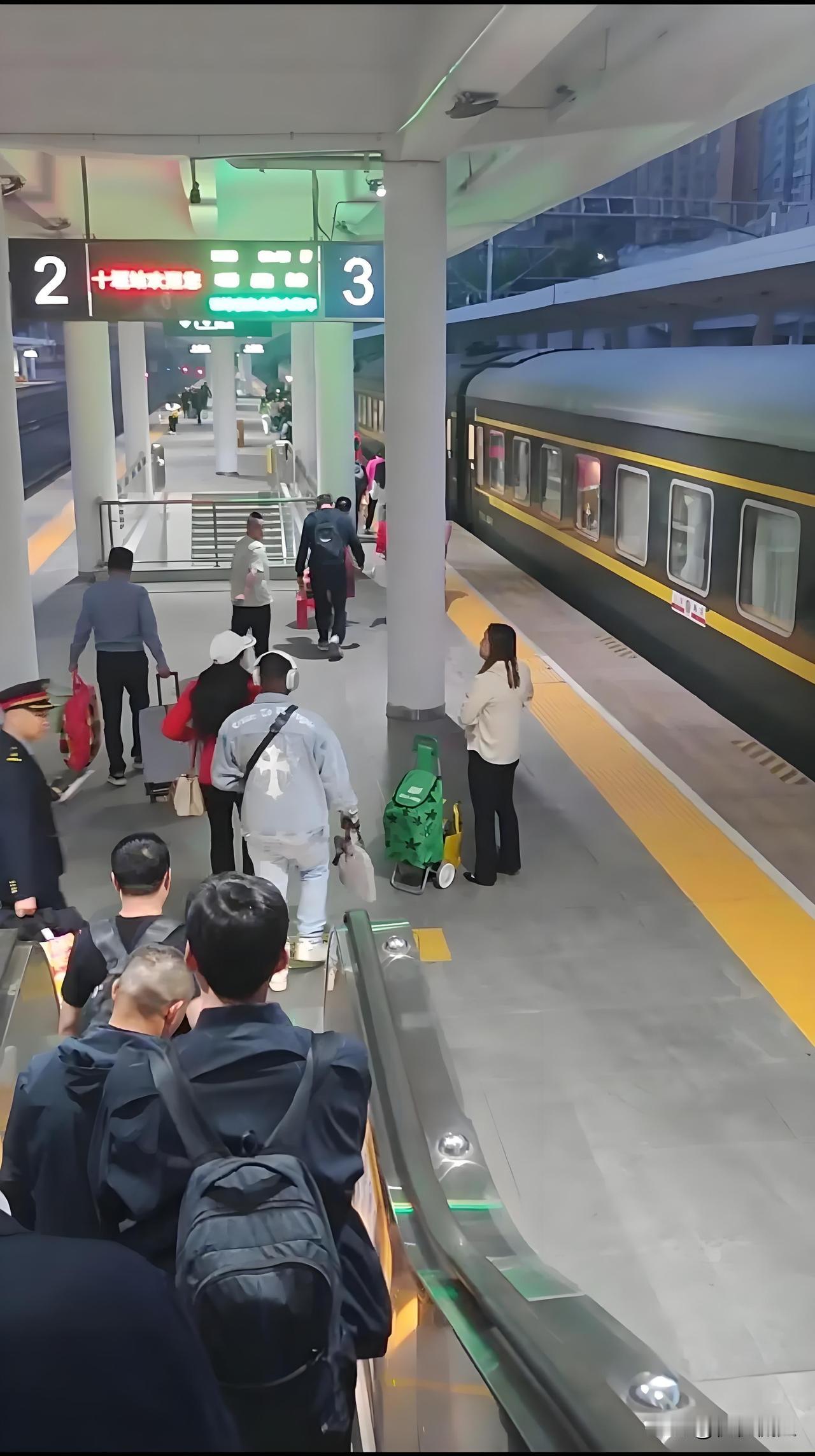 绿皮火车又回来了！这波回归从来不是什么怀旧情怀，而是老百姓把生活账算得透透的。高