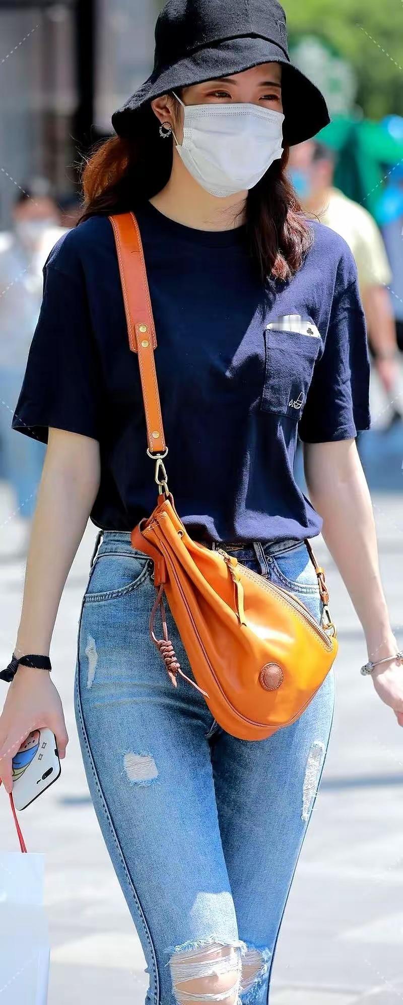 夏日必备单品：黑色渔夫帽+橙色斜挎包，时尚又实用！🌞👒👜