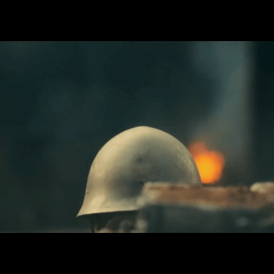 一边是被虐杀一边是新生命诞生上一秒是屠刀下的惨叫，下一秒是黑暗中拼尽全力的喘息。