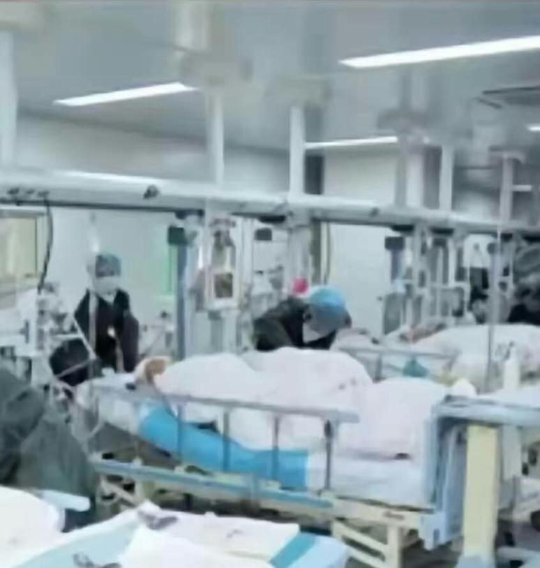 吃了两块蛋糕，喝了一瓶可乐，13岁男孩被抬进ICU。血糖25.6，酮症酸中毒。他