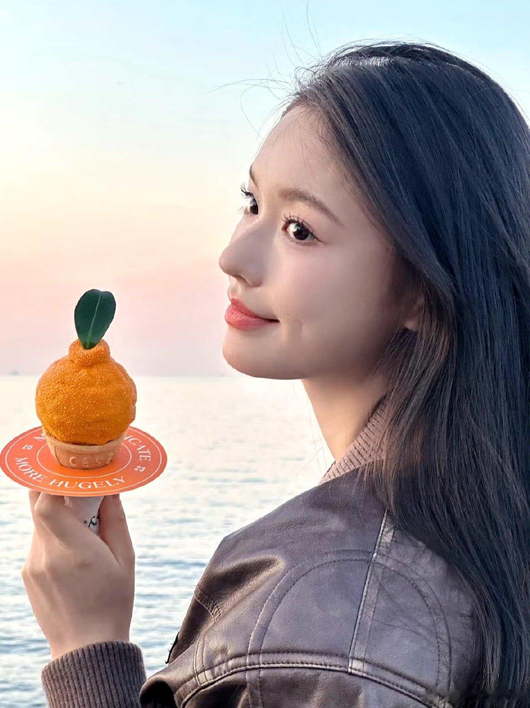 #林允海边落日大片感满分##林允拍照好绝#想把你捧在手心里[哇] ​​​