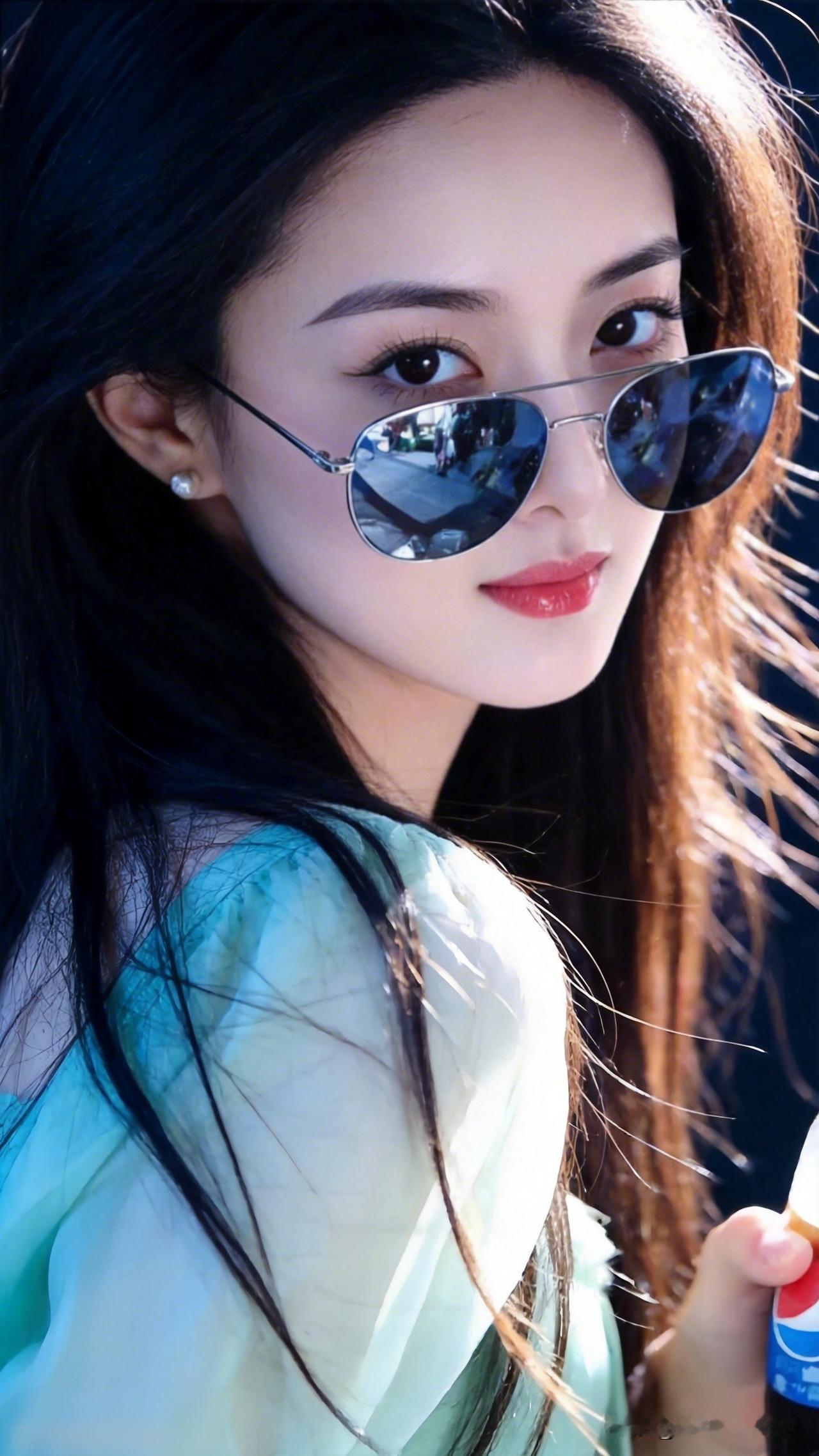 阳光下的甜美少女，轻纱飘逸，夏日清凉